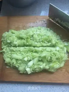 Make cucumber pork shrimp dumplings step 4
