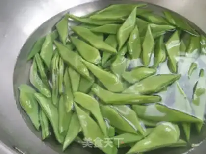 Make Eggs and beans step 1