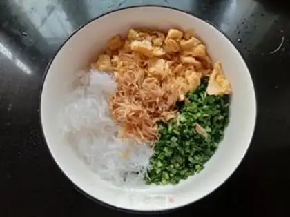 Make Egg fan spring rolls step 2