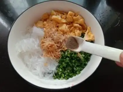 Make Egg fan spring rolls step 4