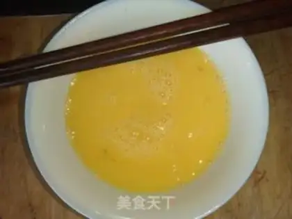 Make Tomato fried eggs step 1