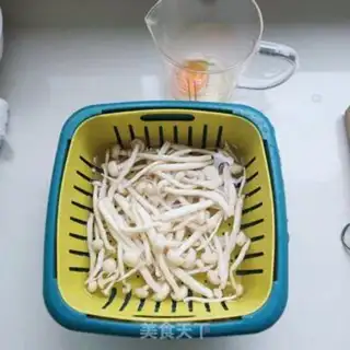 Make White mushroom egg-skin soup step 0