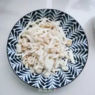 Make White mushroom egg-skin soup step 1