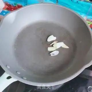 Make White mushroom egg-skin soup step 5