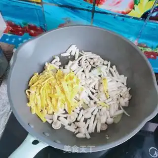 Make White mushroom egg-skin soup step 8