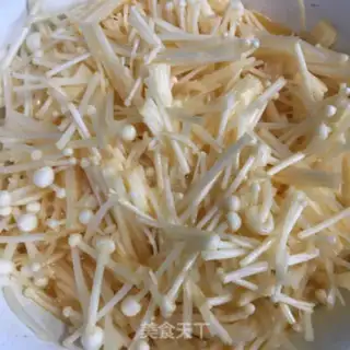 Make Onion egg fried golden mushrooms step 4