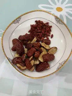 Make Red sugar date soup step 1