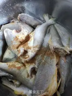 Make Dried and fried yellowfish step 1