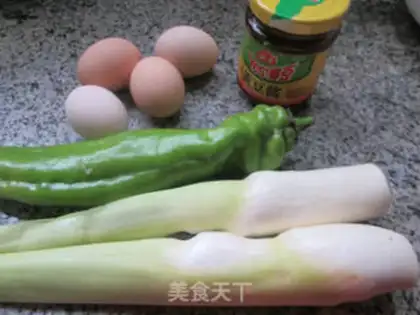 Make Green pepper and white fried eggs step 0