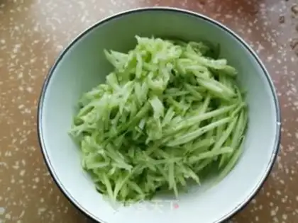 Make cucumber egg dumplings step 1