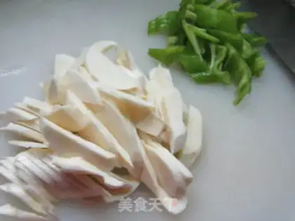 Make Green pepper and white fried eggs step 2