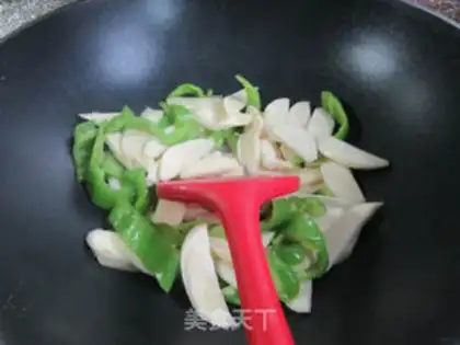 Make Green pepper and white fried eggs step 5