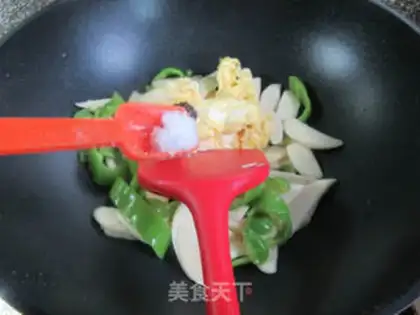 Make Green pepper and white fried eggs step 7