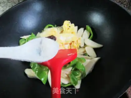 Make Green pepper and white fried eggs step 8