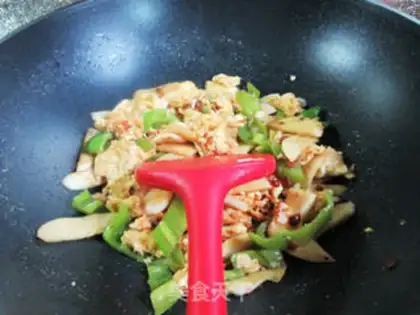 Make Green pepper and white fried eggs step 9