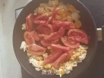 Make Tomato fried eggs step 2