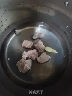 Make Clothes and ribs soup step 1