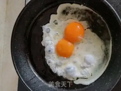 Make Tomato fried eggs step 2