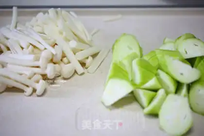Make Spoon mushroom soup step 1