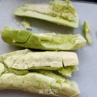 Make A jaguer with white cucumber step 1