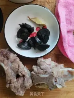 Make Black garlic pigbone soup step 0