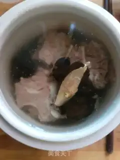 Make Black garlic pigbone soup step 1
