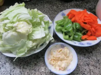 Make Green pepper carrots and cabbage step 0