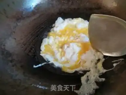 Make Scratch chili and eggs step 1