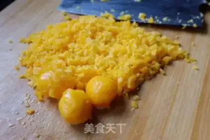 Make Salted eggs, fried crabs step 1