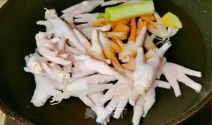 Make Tomatoes without bones and chicken claws step 0