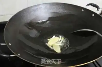 Make Salted eggs, fried crabs step 2