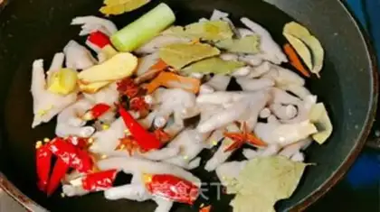 Make Tomatoes without bones and chicken claws step 1