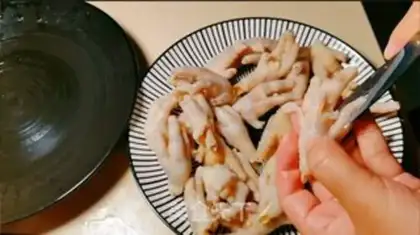 Make Tomatoes without bones and chicken claws step 5