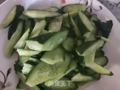 Make Pyramid cucumber fried eggs step 1