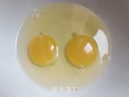 Make Pyramid cucumber fried eggs step 2