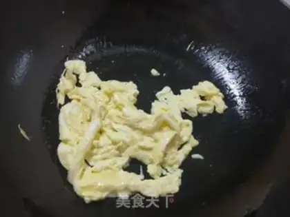 Make Pyramid cucumber fried eggs step 3
