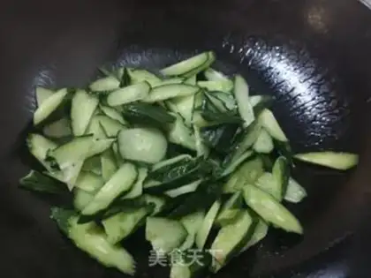 Make Pyramid cucumber fried eggs step 5