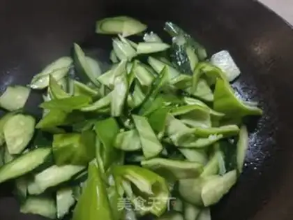 Make Pyramid cucumber fried eggs step 6