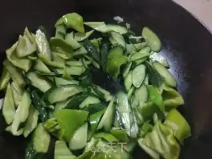 Make Pyramid cucumber fried eggs step 7