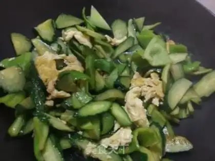 Make Pyramid cucumber fried eggs step 9