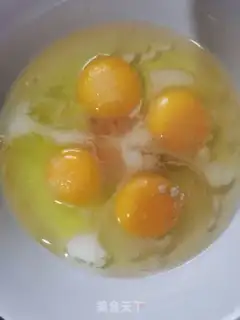 Make Tomato fried eggs step 1