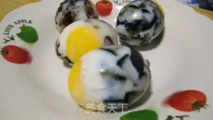 Make Three-coloured eggs step 1