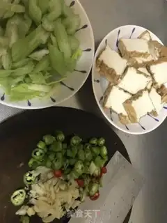 Make Gold tofu and celery step 2