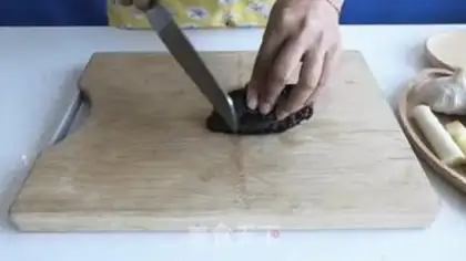 Make Sea cucumbers and blue flowers step 3