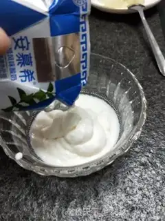 Make Bronco-eye yogurt bowl step 4