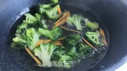 Make Sea cucumbers and blue flowers step 4