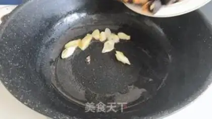 Make Sea cucumbers and blue flowers step 5