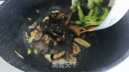 Make Sea cucumbers and blue flowers step 6