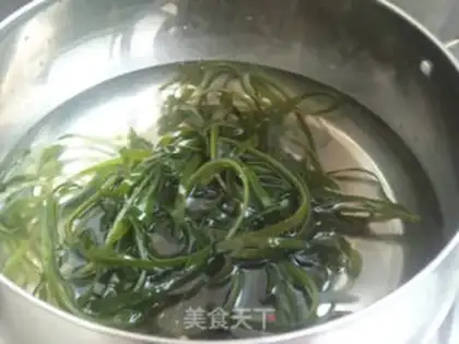 Make Cracker sauce seaweed noodles step 1