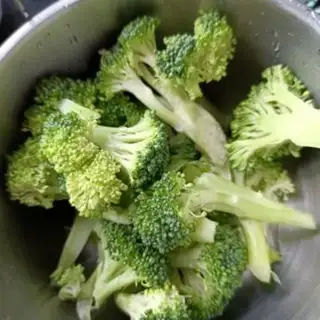 Make White mushrooms and broccoli step 0